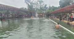 Warga ramai kunjungi objek wisata Pemandian Air Panas Sari Ater Subang